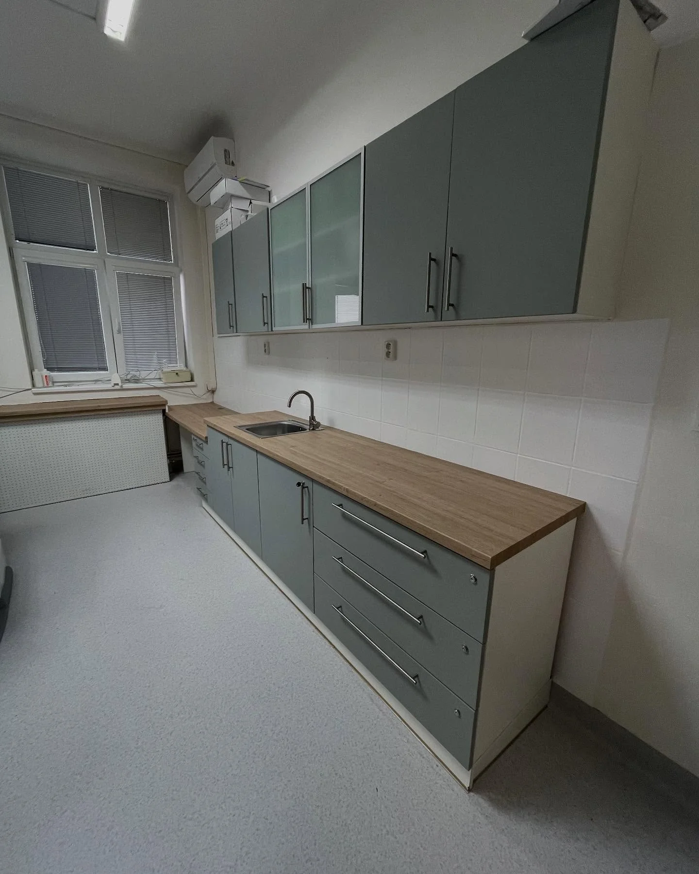 Renovace kuchyňského nábytku ve firemním interiéru