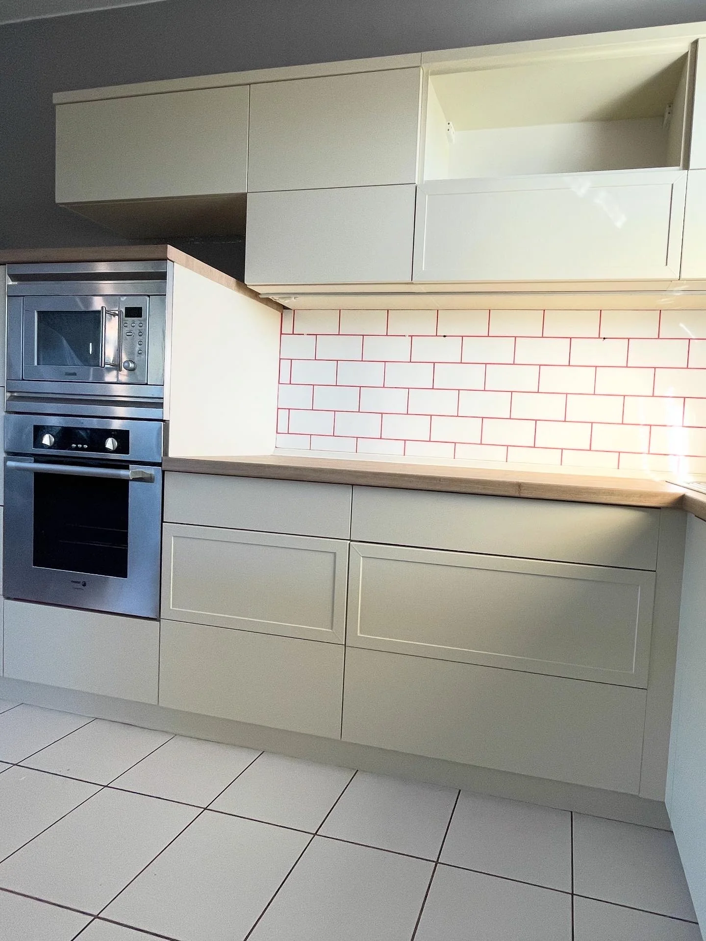 Světlá kuchyňská linka po renovaci